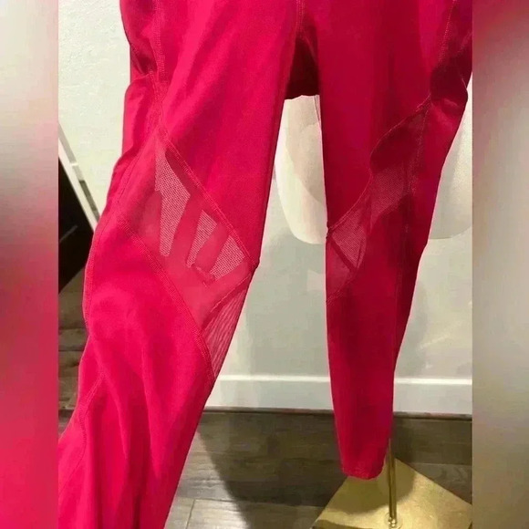 LULULEMON x BARRYS Stronger As One Tight 25" Size 4 Ruby Red - Picture 11 of 12